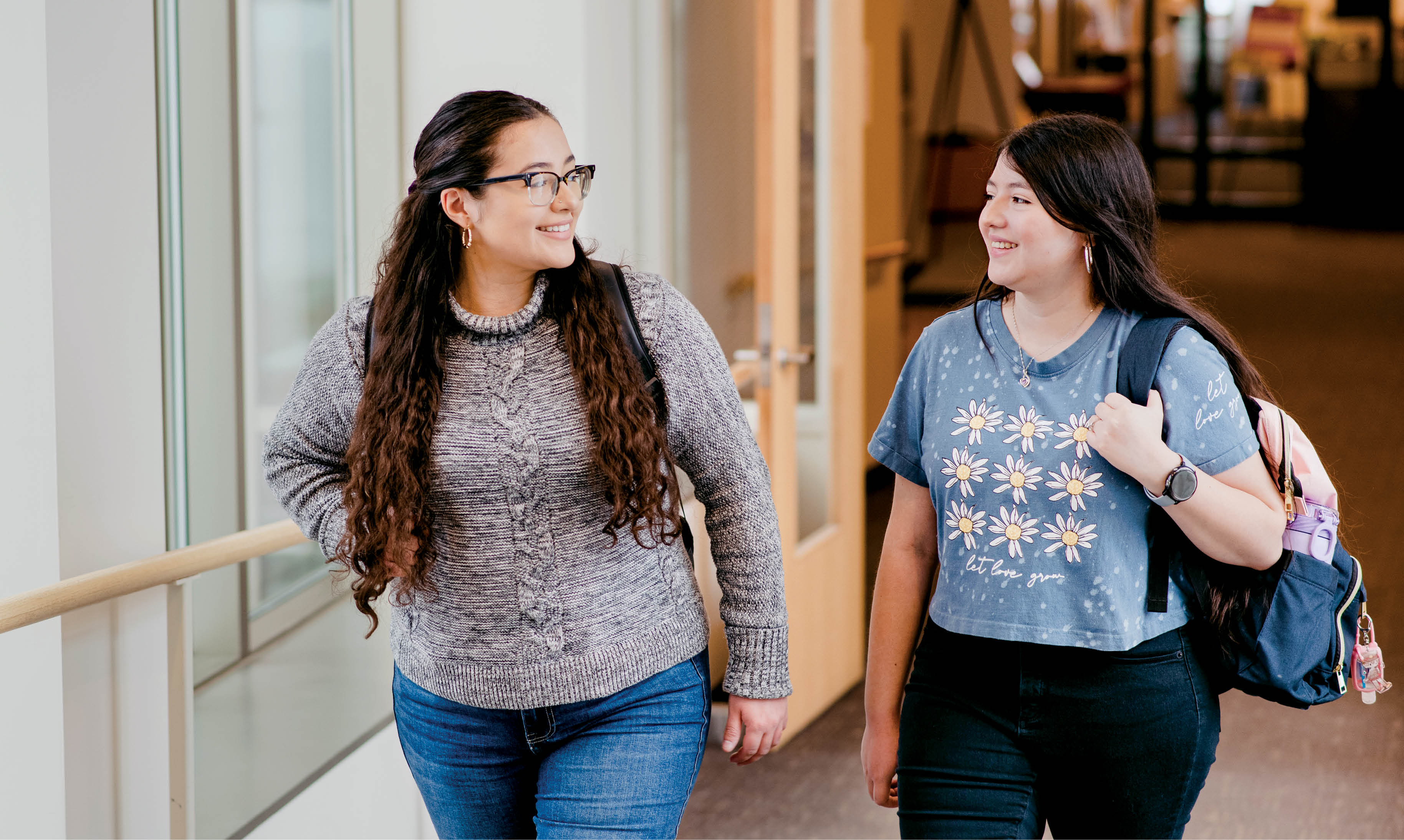 Two students walk in Coeur de Catherine