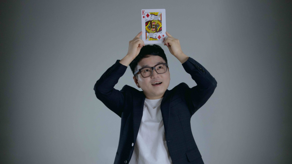 Jeki with card on head