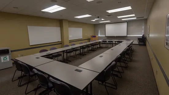 Coeur de Catherine meeting room with screen, tables set up in circle