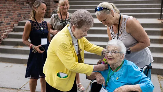 Alumni gather for a photo at Reunion 2022.