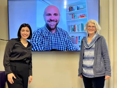 Fulbright advisor with students