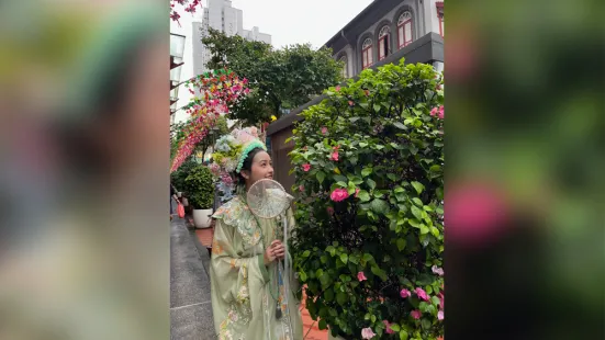 Victoria Lo ’26 wearing traditional garb in Singapore