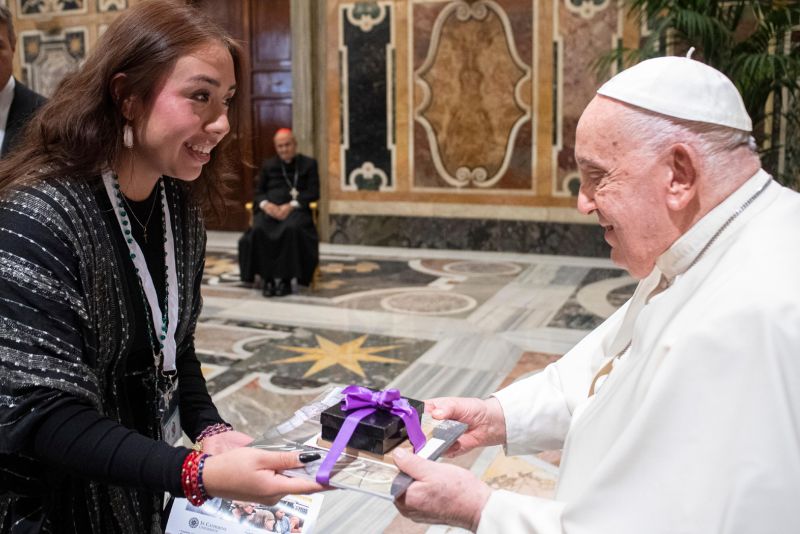 Victoria Delgado-Palma ’23 offers a gift to His Holiness Pope Francis