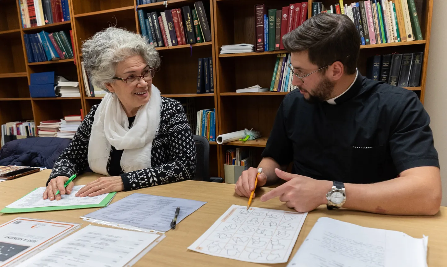 Dunia Ruff ’84 tutors a seminarian