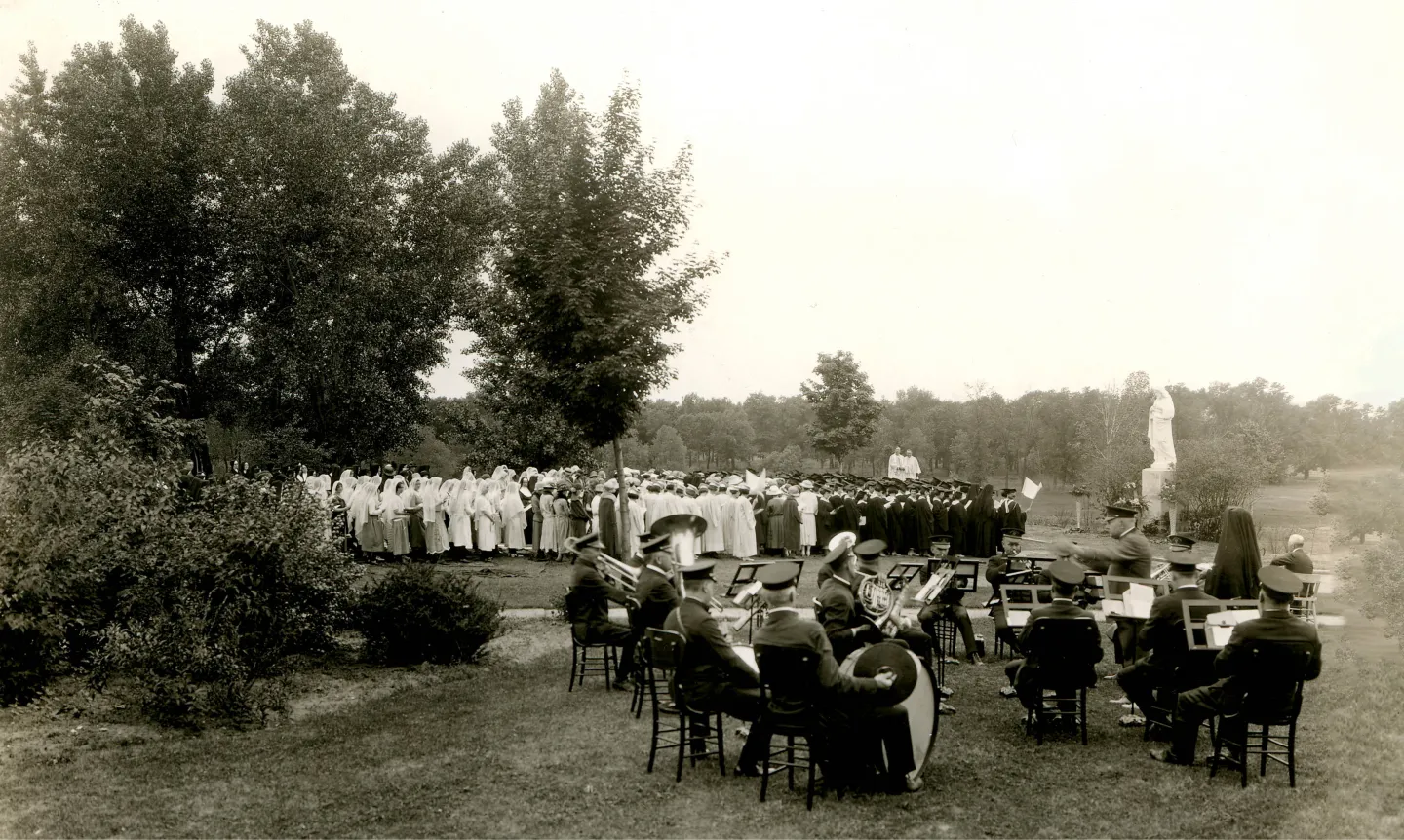 1923 photo of the Statue of the Sacred Heart commemoration