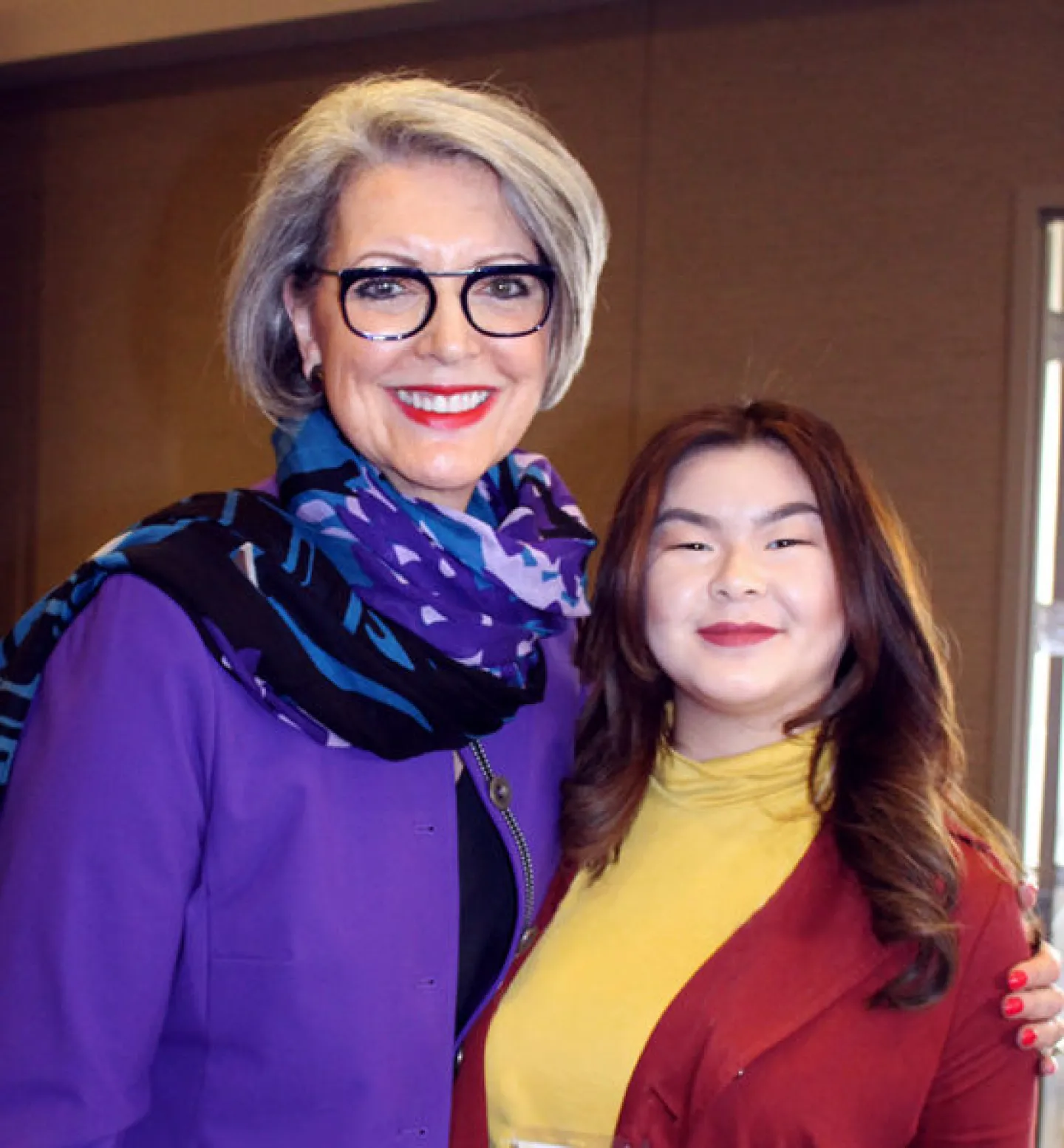 President Roloff congratulates Keetha Vue '16, who was honored with the Presidents' Student Leadership Award. Photo by D'Ann Urbaniak Lesch.
